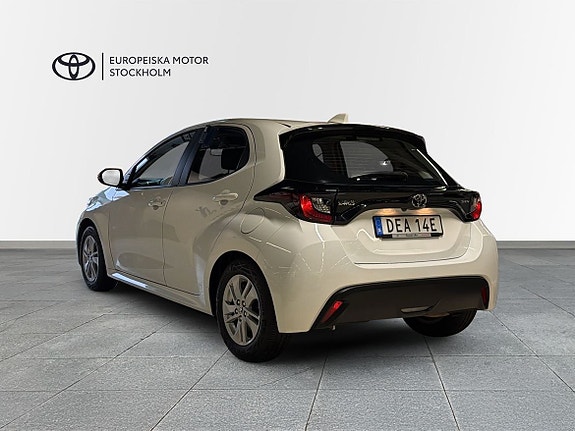 Toyota Yaris 2 of 12