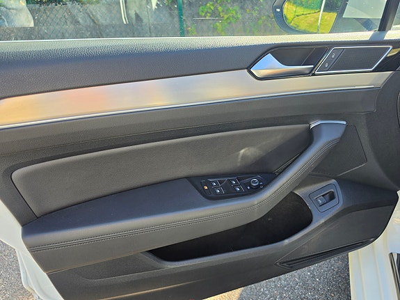 Volkswagen Passat 9 of 18