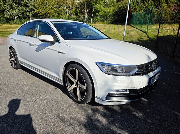 Volkswagen Passat 2 of 18