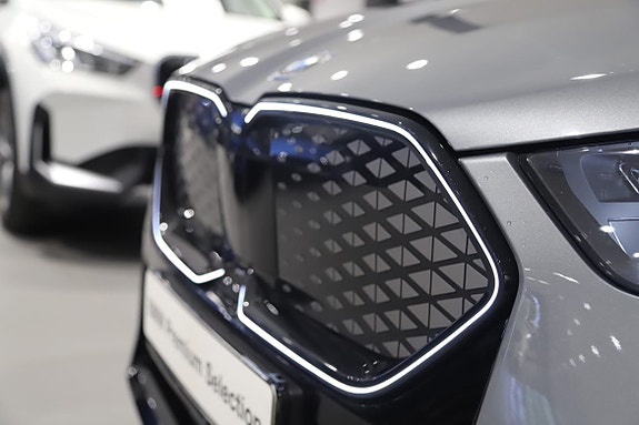 BMW iX2 6 of 18