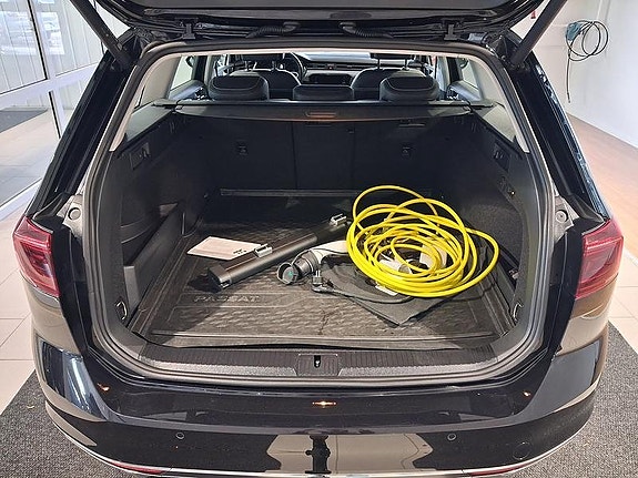 Volkswagen Passat 2 of 6