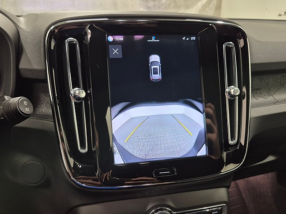 Volvo XC40 8 of 11