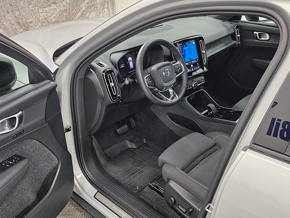 Volvo XC40 2 of 11
