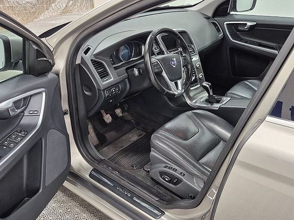Volvo XC60 2 of 10