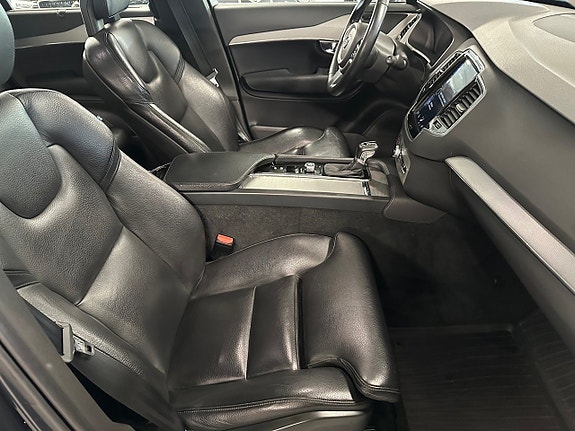 Volvo XC90 10 of 19