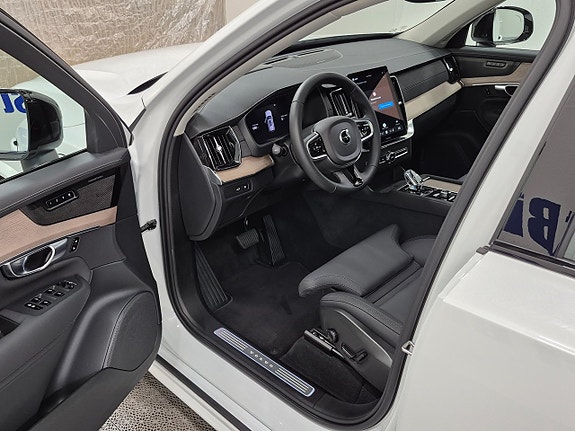 Volvo XC90 2 of 14