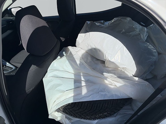 Toyota Yaris 7 of 9