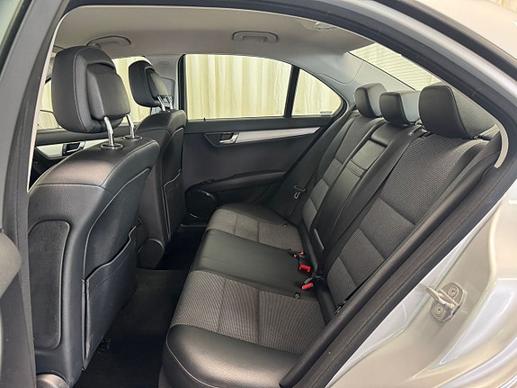 Mercedes-Benz C200 25 of 28
