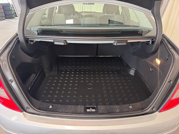 Mercedes-Benz C200 26 of 28