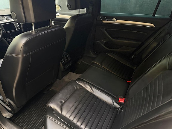 Volkswagen Passat Alltrack 19 of 23