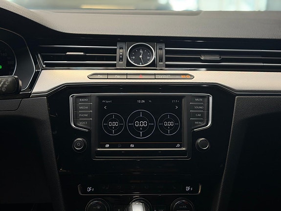 Volkswagen Passat Alltrack 11 of 23