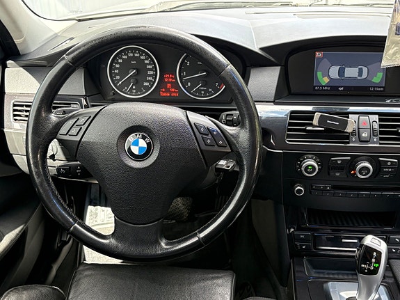BMW 523i 15 of 16