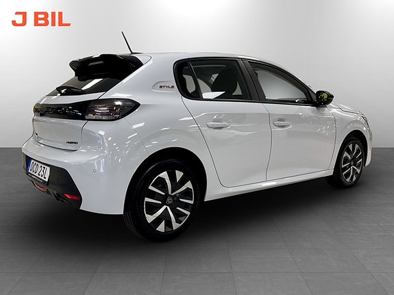 Peugeot 208 3 of 16