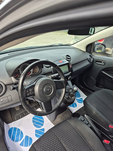 Mazda 2 6 of 8