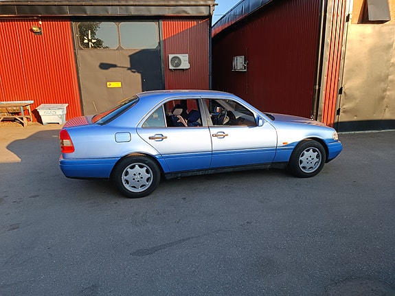 Mercedes-Benz C200 6 of 12