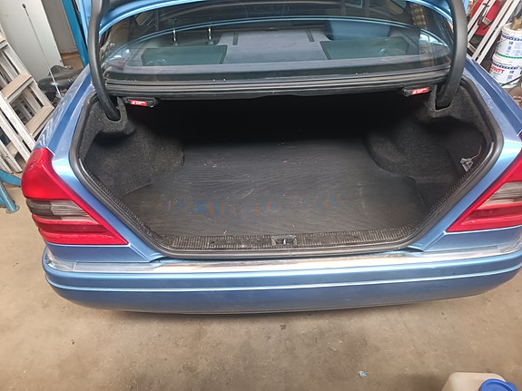 Mercedes-Benz C200 9 of 12