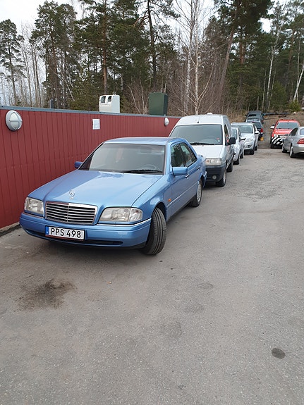 Mercedes-Benz C200 4 of 12