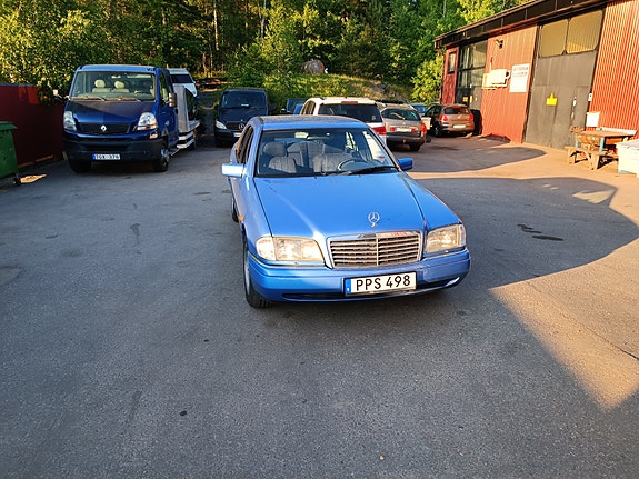 Mercedes-Benz C200 8 of 12
