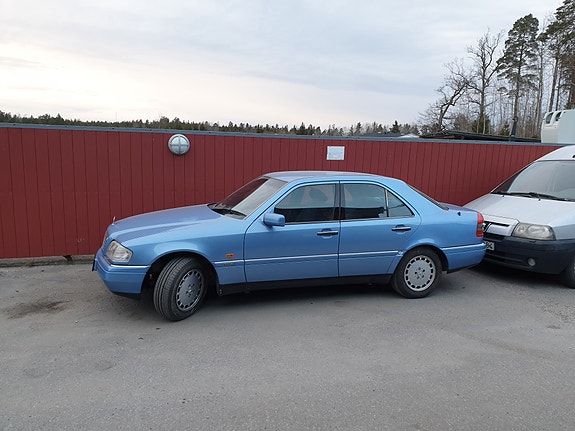 Mercedes-Benz C200 5 of 12