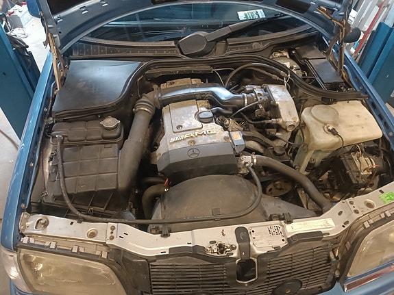 Mercedes-Benz C200 10 of 12