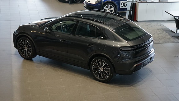 Porsche Macan 4 3 of 10