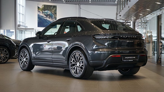 Porsche Macan 4 2 of 10
