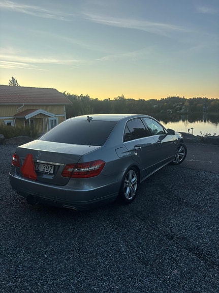 Mercedes-Benz E220 2 of 5