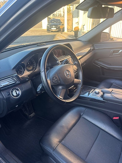 Mercedes-Benz E220 3 of 5