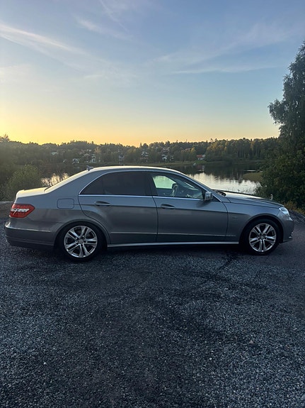 Mercedes-Benz E220 4 of 5