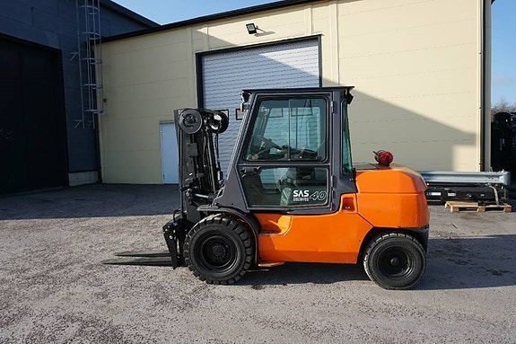 Toyota 42-7FD40 2 of 8