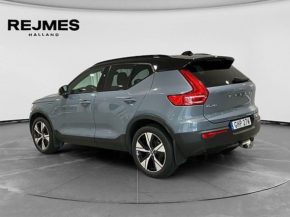 Volvo XC40 2 of 15