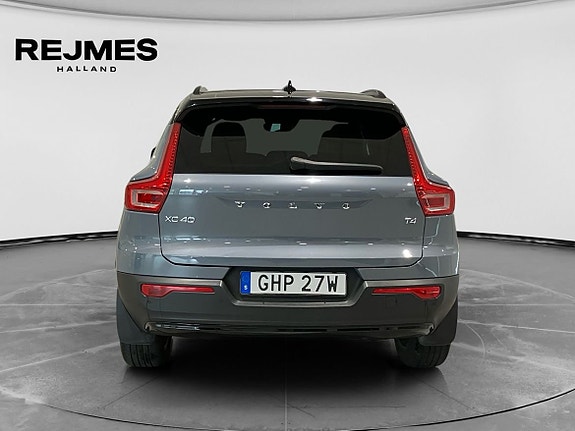 Volvo XC40 8 of 15