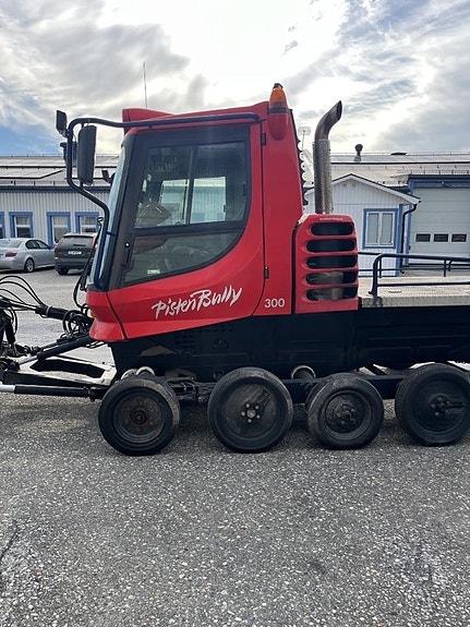 PistenBully 300 Pistmaskin / Pistmaskiner 2 of 14