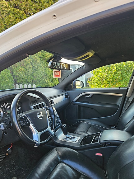 Volvo V70 2 of 4