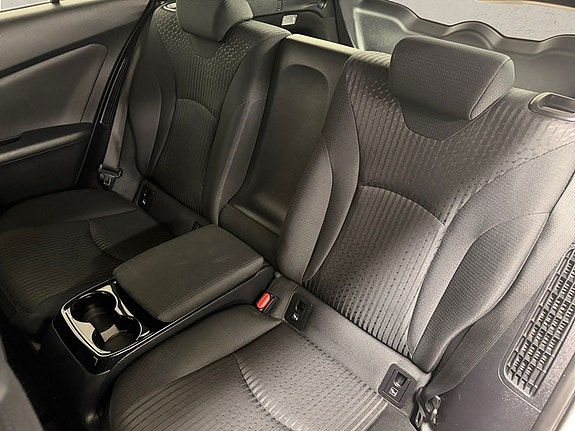 Toyota Prius Plug-in Hybrid 7 of 12