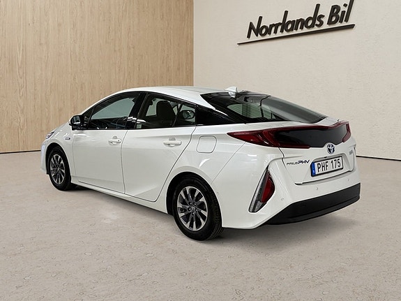 Toyota Prius Plug-in Hybrid 3 of 12