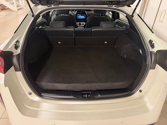 Toyota Prius Plug-in Hybrid 8 of 12