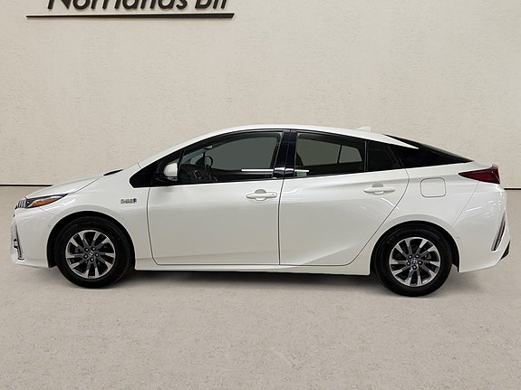 Toyota Prius Plug-in Hybrid 2 of 12
