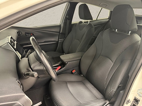 Toyota Prius Plug-in Hybrid 4 of 12