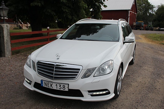Mercedes-Benz E200 2 of 7