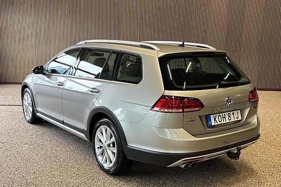 Volkswagen Golf Alltrack 3 of 11
