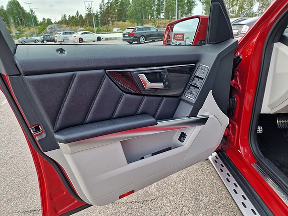 Mercedes-Benz GLK220 10 of 17