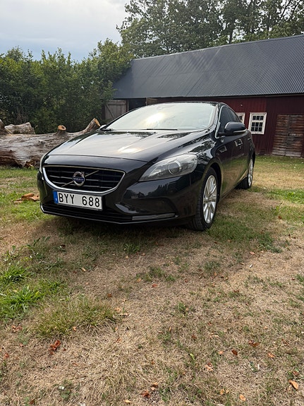 Volvo V40 2 of 14