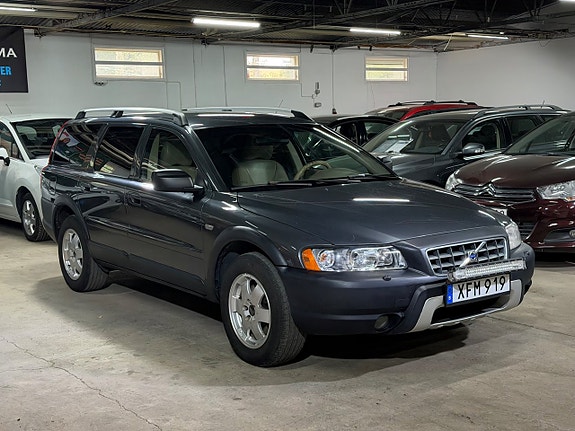 Volvo XC70 2 of 16