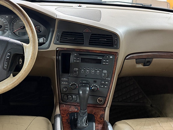 Volvo XC70 15 of 16