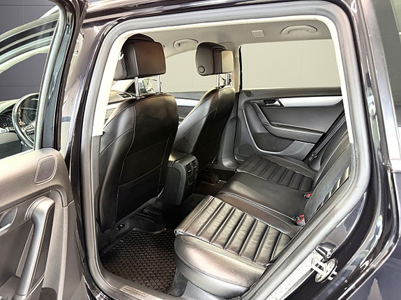 Volkswagen Passat Alltrack 10 of 15