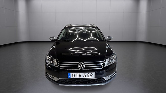 Volkswagen Passat Alltrack 2 of 15