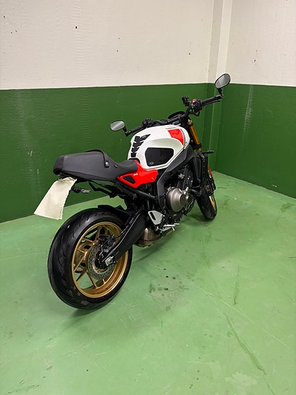 Yamaha XSR900 4 of 6