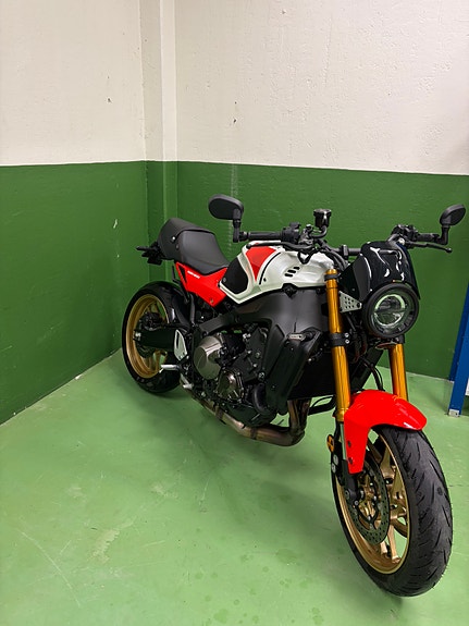 Yamaha XSR900 3 of 6