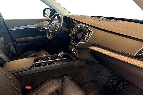 Volvo XC90 5 of 30